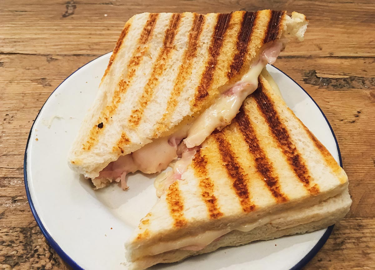 Cómo conseguir un sándwich a la plancha dorado y crujiente: el truco para que quede perfecto