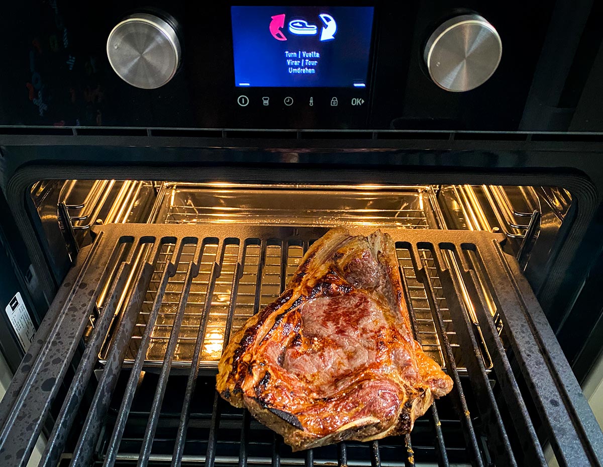 ¿Se puede cocinar bien un chuletón en un horno casero? Lo probamos