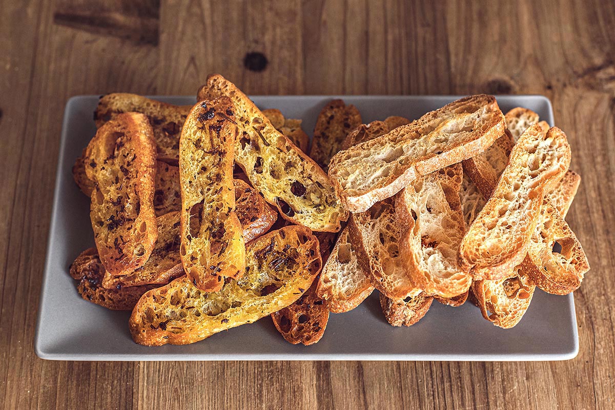 Receta de tostas caseras, una buena idea para aprovechar el pan viejo