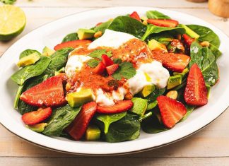 Recetas con fresas: prueba esta ensalada con espinacas, burrata y fresas