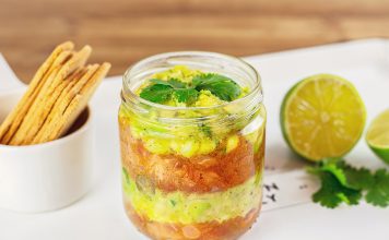 Tartar de aguacate y salmón, el mejor entrante para las cenas de este verano