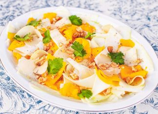 ¿Las ensaladas te aburren? Prueba este carpaccio de calabacín, mango y parmesano