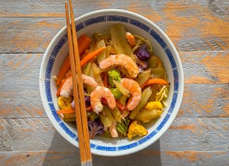Wok de fideos con borraja: receta sana y fácil con una verdura que puede dar mucho juego