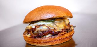 No hace falta ir a Japón para comer una hamburguesa de ramen: probamos la de Fry House en Barcelona